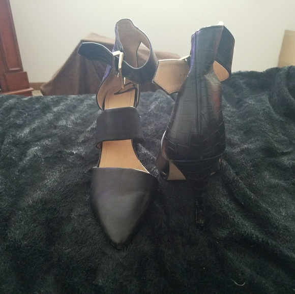 Black closed toe heel - Picture 2 of 2